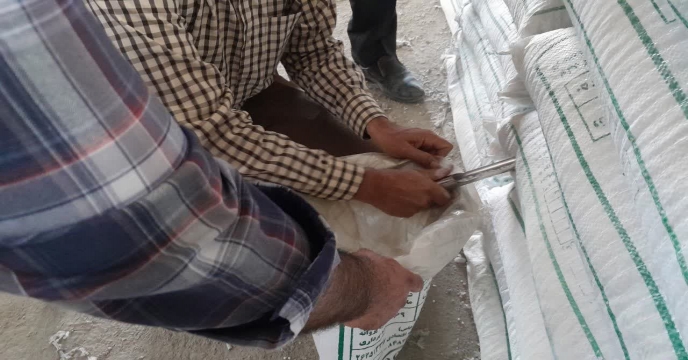 نمونه برداری از کود سولفات پتاسیم گرانوله با حضور دکتر قائمی و مدیریت در انبار سازمانی استان مرکزی 