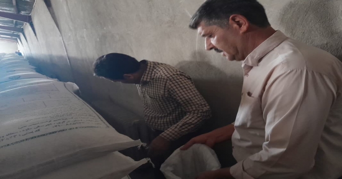نمونه برداری از کود سولفات پتاسیم گرانوله با حضور دکتر قائمی و مدیریت در انبار سازمانی استان مرکزی 