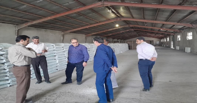 نمونه برداری از کود سولفات پتاسیم گرانوله با حضور دکتر قائمی و مدیریت در انبار سازمانی استان مرکزی 