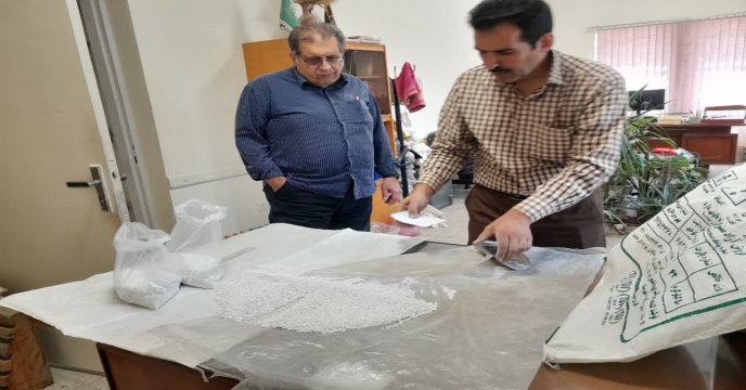 نمونه برداری از کود سولفات پتاسیم گرانوله با حضور دکتر قائمی و مدیریت در انبار سازمانی استان مرکزی 