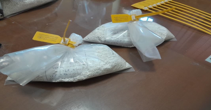 نمونه برداری از کود سولفات پتاسیم گرانوله با حضور دکتر قائمی و مدیریت در انبار سازمانی استان مرکزی 