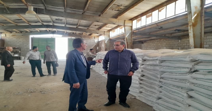 نمونه برداری از کود سولفات پتاسیم گرانوله با حضور دکتر قائمی و مدیریت در انبار سازمانی استان مرکزی 