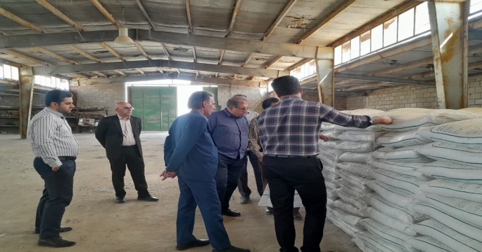 نمونه برداری از کود سولفات پتاسیم گرانوله با حضور دکتر قائمی و مدیریت در انبار سازمانی استان مرکزی 