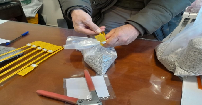 ارسال نمونه های پلمپ شده کودهای شیمیایی استان مرکزی به مرکز تحقیقات کاربردی نهاده های کشاورزی کرج 