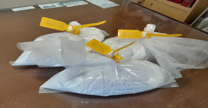 نمونه برداری از کود سولفات پتاسیم پودری در مجتمع انبارهای کود شهید شاملو ، استان مرکزی