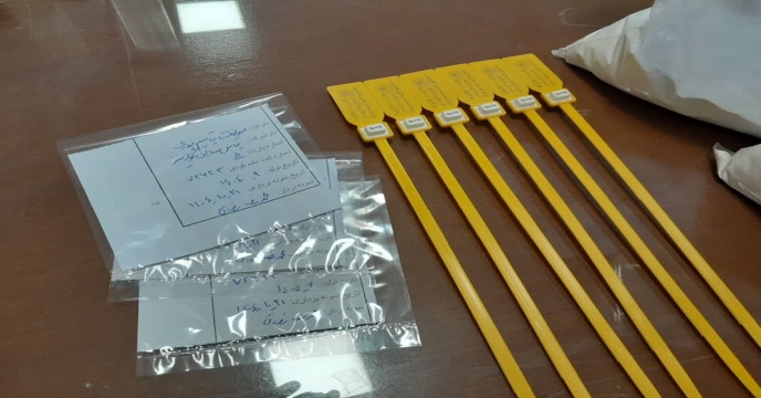 نمونه برداری از کود سولفات پتاسیم پودری در مجتمع انبارهای کود شهید شاملو ، استان مرکزی