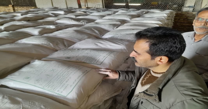 نمونه برداری از کود سولفات پتاسیم پودری در مجتمع انبارهای کود شهید شاملو ، استان مرکزی