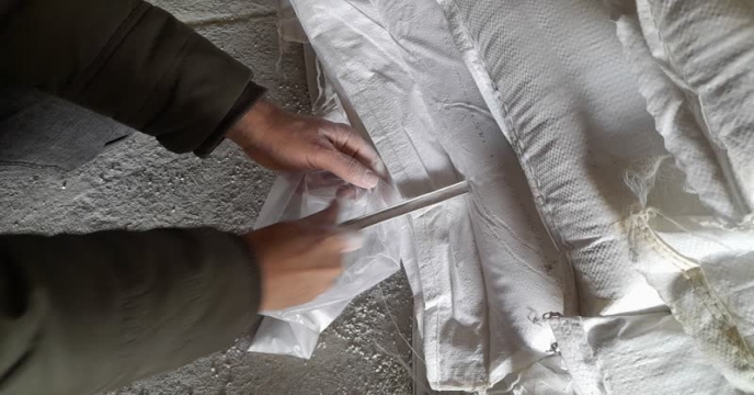 نمونه برداری از کود سولفات پتاسیم پودری در مجتمع انبارهای کود شهید شاملو ، استان مرکزی