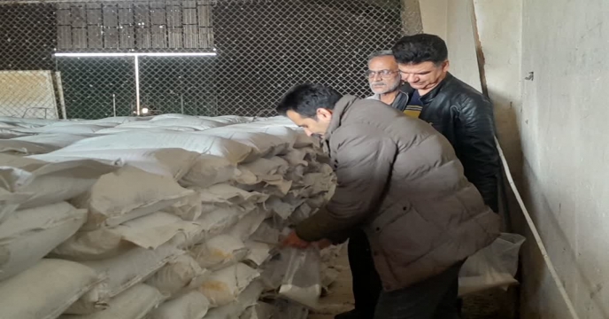 نمونه برداری از کود سولفات پتاسیم پودری در مجتمع انبارهای کود شهید شاملو ، استان مرکزی