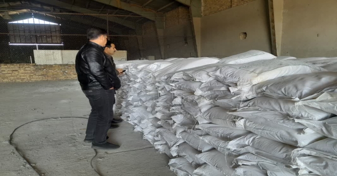 نمونه برداری از کود سولفات پتاسیم پودری در مجتمع انبارهای کود شهید شاملو ، استان مرکزی