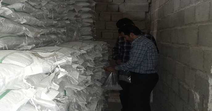 عملیات نمونه برداري از کود سوپر فسفات ساده گرانوله در انبارهای سازمانی استان مرکزی 