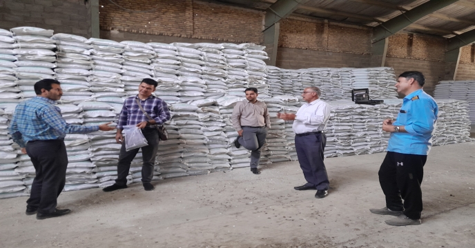 عملیات نمونه برداري از کود سوپر فسفات ساده گرانوله در انبارهای سازمانی استان مرکزی 