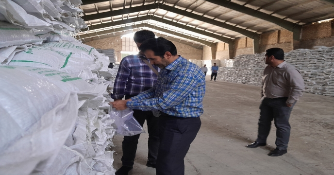 عملیات نمونه برداري از کود سوپر فسفات ساده گرانوله در انبارهای سازمانی استان مرکزی 