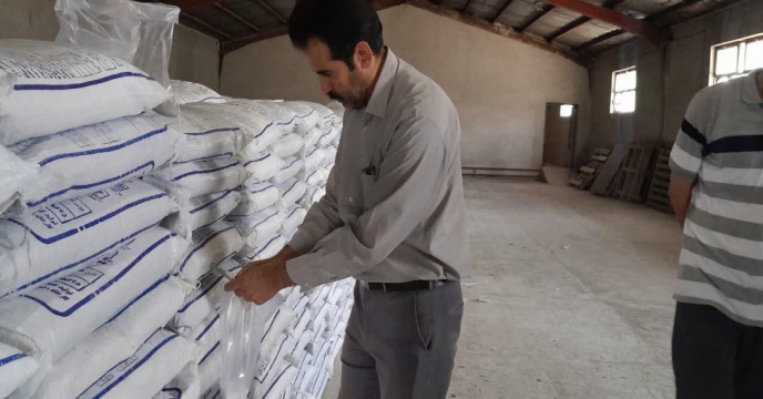 عملیات نمونه برداري وپلمپ از کودسولفات پتاسیم گرانوله با حضورنماینده شرکت پویا تدبیر فراست ساوه در استان مرکزی 