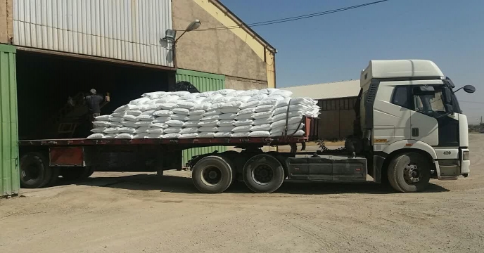 توزیع کود کشاورزی اوره در شهرستان ساوه و زرندیه استان مرکزی 