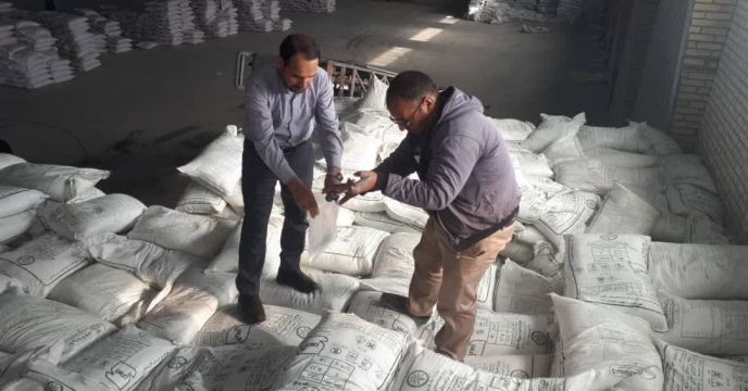 نمونه برداری از کود سولفات پتاسیم گرانوله در انبار شرکت خدمات حمایتی کشاورزی خراسان جنوبی