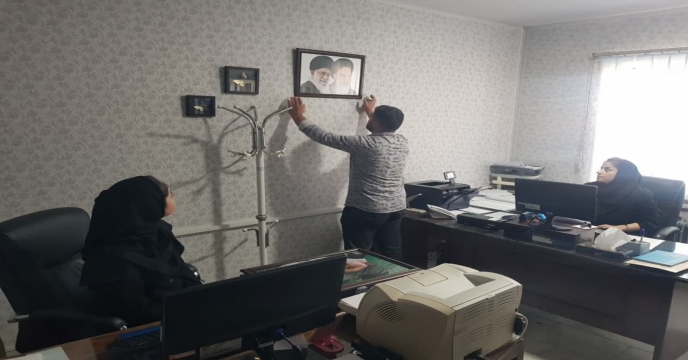 تجهیز و نوسازی قاب عکس امام خمینی(ره) و مقام معظم رهبری در محیط اداری و اتاق کارکنان