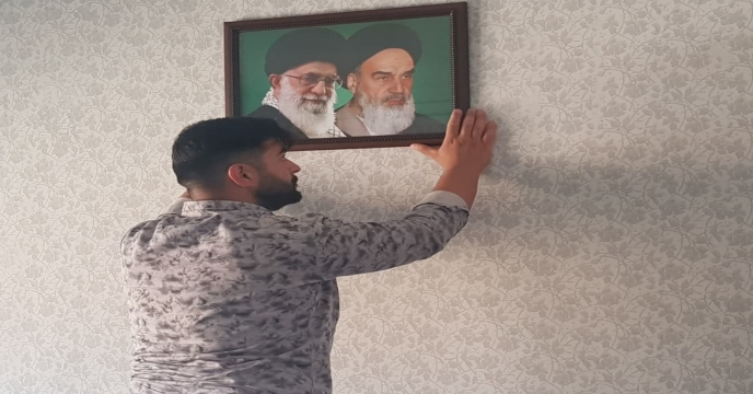 تجهیز و نوسازی قاب عکس امام خمینی(ره) و مقام معظم رهبری در محیط اداری و اتاق کارکنان