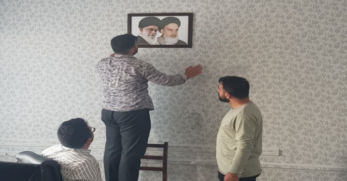 تجهیز و نوسازی قاب عکس امام خمینی(ره) و مقام معظم رهبری در محیط اداری و اتاق کارکنان