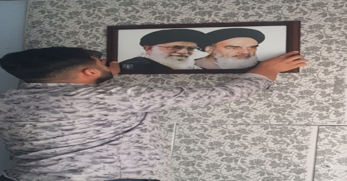 تجهیز و نوسازی قاب عکس امام خمینی(ره) و مقام معظم رهبری در محیط اداری و اتاق کارکنان