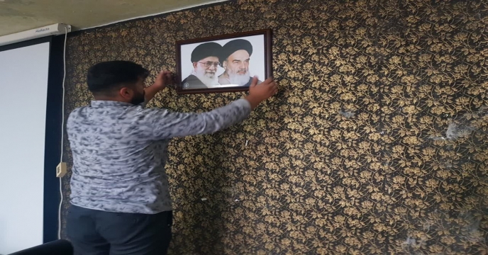 تجهیز و نوسازی قاب عکس امام خمینی(ره) و مقام معظم رهبری در محیط اداری و اتاق کارکنان