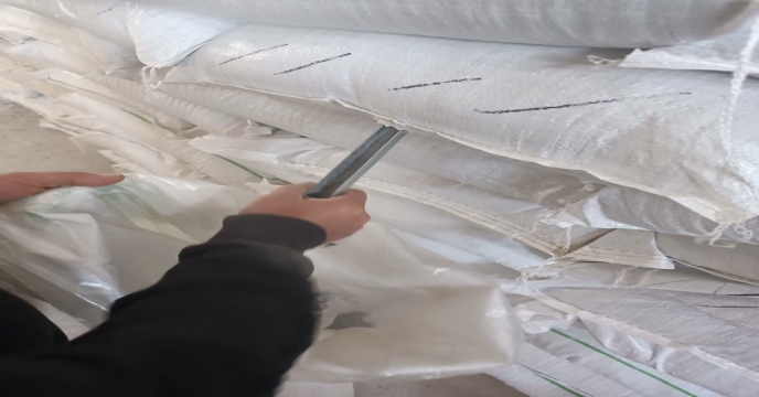 عملیات نمونه برداری از کود سوپر فسفات تریپل ارسالی از مجتمع شیمیایی آبیک