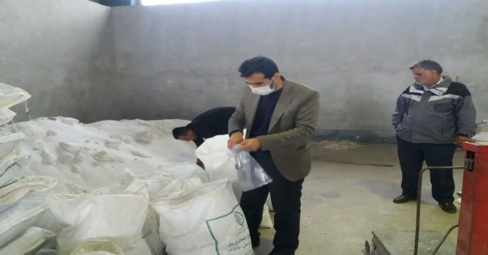 نمونه بردای از کود وارداتی سوپرفسفات تریپل – انبار کارگزاران تحت پوشش