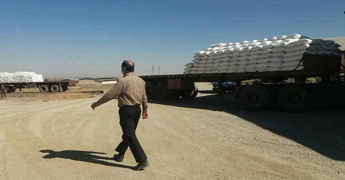 توزیع کود اوره در روستای چشمه پهن اراک