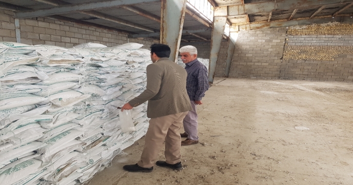 عملیات نمونه برداری از کود سولفات پتاسیم پودری تولید داخلی در انبارهای استان مرکزی	