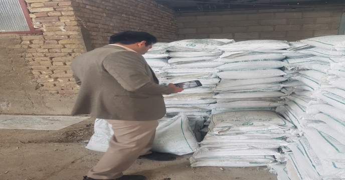 عملیات نمونه برداری از کود سولفات پتاسیم پودری تولید داخلی در انبارهای استان مرکزی	