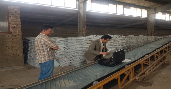 عملیات نمونه برداری از کود سولفات پتاسیم پودری تولید داخلی در انبارهای استان مرکزی	
