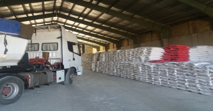 توزیع انواع کودهای شیمیایی اوره و سوپرفسفات تریپل در روستای قورچی باشی – شهرستان خمین