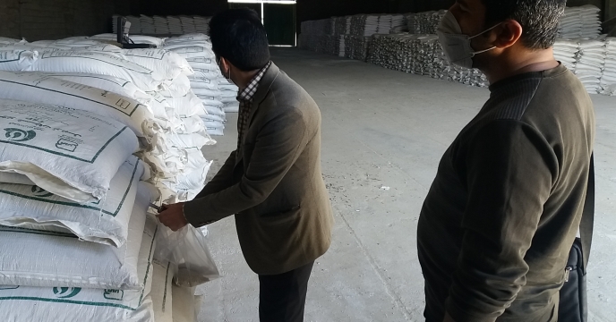 نمونه گیری از کود سوپر فسفات تریپل ارسالی از (شرکت کیمیاداران کویر یزد ) – استان مرکزی