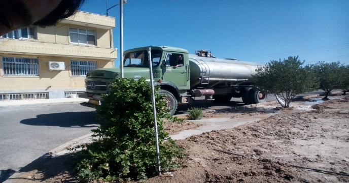 آبیاری درختان محیط اداره