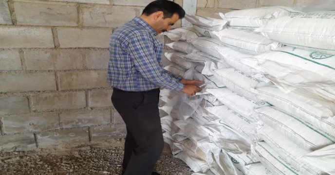 نمونه برداری از کود سولفات پتاسیم گرانوله تولید شرکت داخلی پویا تدبیر فراست ساوه در مجتمع انبارهای کود شهید شاملو ، استان مرکزی 