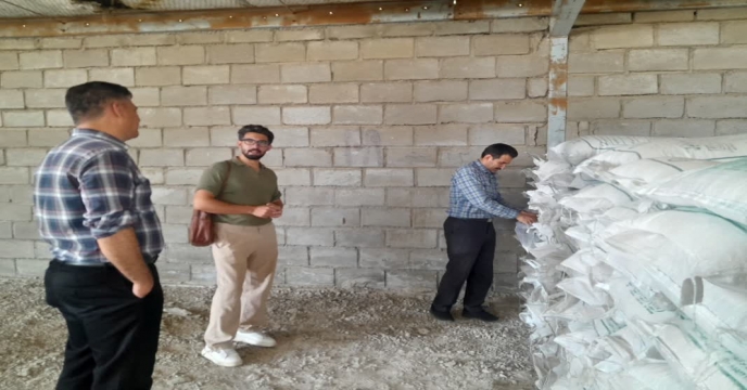 نمونه برداری از کود سولفات پتاسیم گرانوله تولید شرکت داخلی پویا تدبیر فراست ساوه در مجتمع انبارهای کود شهید شاملو ، استان مرکزی 