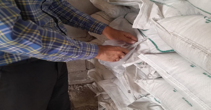 نمونه برداری از کود سولفات پتاسیم گرانوله تولید شرکت داخلی پویا تدبیر فراست ساوه در مجتمع انبارهای کود شهید شاملو ، استان مرکزی 