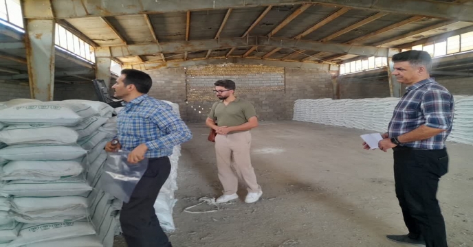 نمونه برداری از کود سولفات پتاسیم گرانوله تولید شرکت داخلی پویا تدبیر فراست ساوه در مجتمع انبارهای کود شهید شاملو ، استان مرکزی 