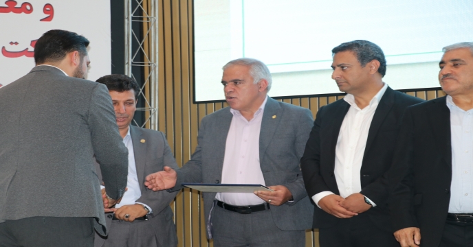 تجلیل از تولیدکنندگان کودهای کشاورزی کشور در 12 امین همایش آموزشی ترویجی و معرفی سبد کودی شرکت خدمات حمایتی کشاورزی استان آذربایجان غربی