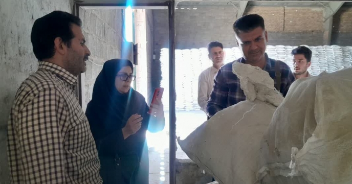 بازدید کارشناس رسمی دادگستری از کود کلوخه شده  در مجتمع  انبار های سازمانی استان مرکزی  