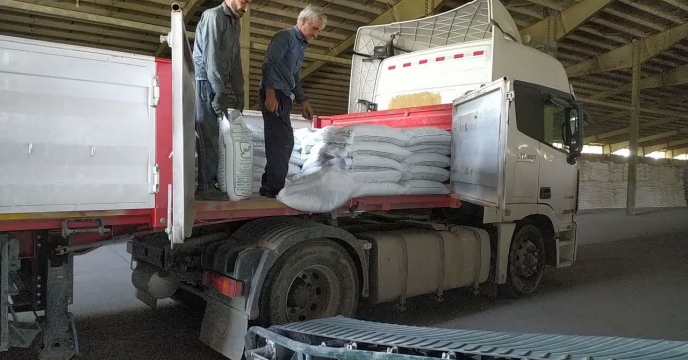 حمایت از تولید محصولات باغی و زراعی تویسرکان با تغذیه گیاهی، 1500 تن کود کشاورزی در شهرستان تویسرکان توزیع شد