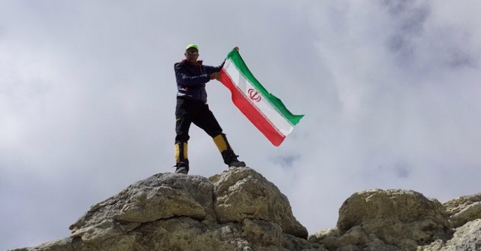 شعار " با ما كشاورزان تنها نيستند " بر بلندای بام ايران