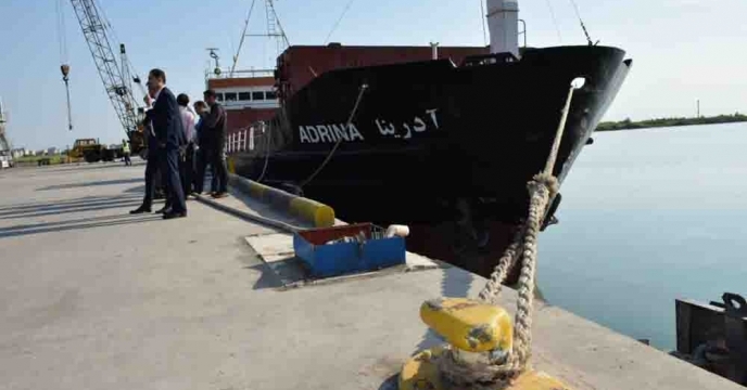 عملیات تخلیه کود کلرورپتاسیم گرانوله از کشتی آدرینا