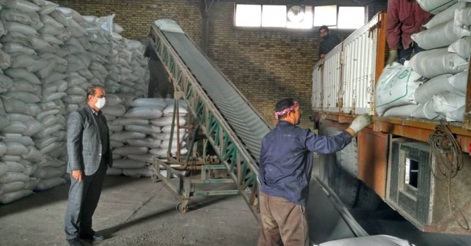 تخلیه مقدار 25 تن کود فسفاته آلی در انبار شرکت خدمات خمایتی کشاورزی استان آذربایجان غربی 