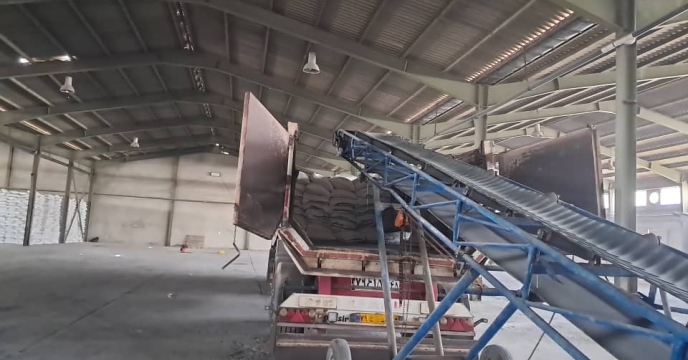 آغاز بارگیری محموله کود کشاورزی از انبار سازمانی به مقصد کارگزار سرچاهان استان هرمزگان