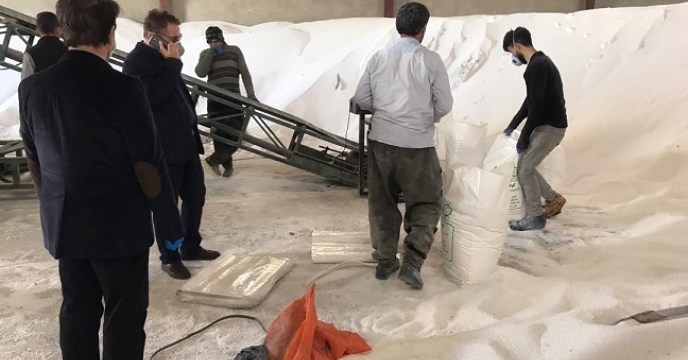 کیسه گیری 1300 تن کود اوره فله در استان آذربایجان غربی
