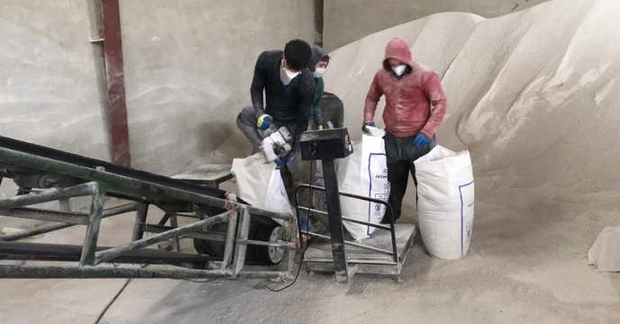 کیسه گیری مقدار 40 تن کود سولفات پتاسیم گرانوله فله در انبارکود استان آذربایجان غربی