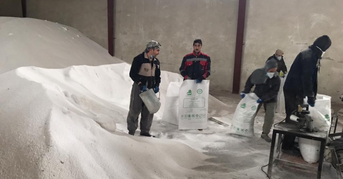 کیسه گیری مقدار 65 تن کود اوره فله در انبارکود استان آذربایجان غربی 