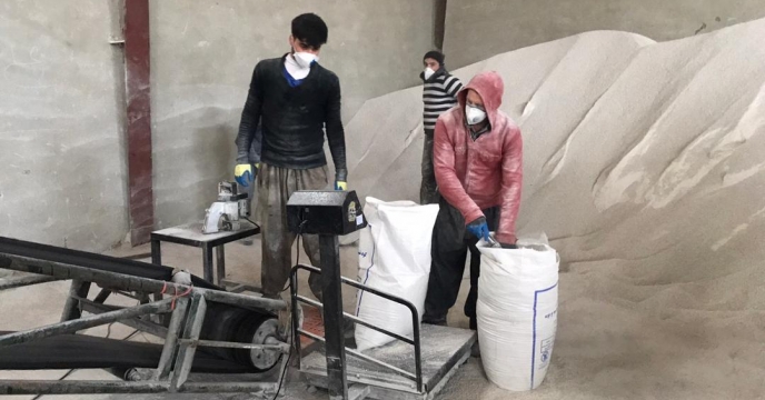 کیسه گیری مقدار 25 تن کود سولفات پتاسیم گرانوله  فله در انبارکود استان آذربایجان غربی 