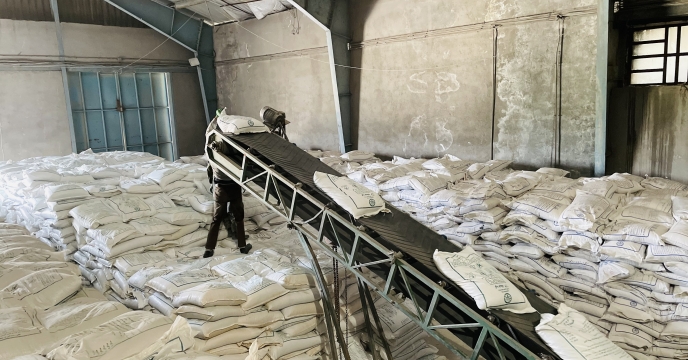 عملیات تخلیه مقدار 150 تن کود فسفاته 13 درصد ارسالی از استان بوشهر
